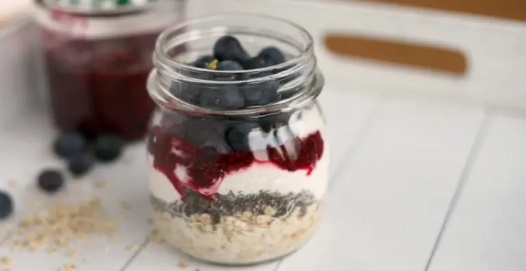 Overnight oats met blauwe bessen (recept)