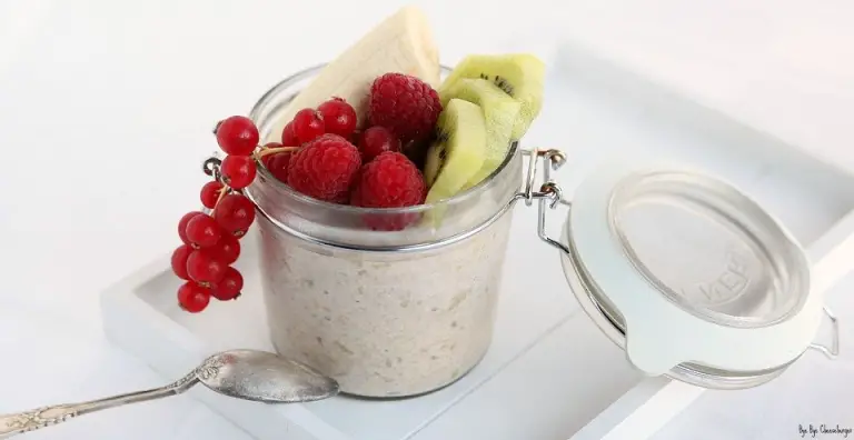 Appel-Kaneel overnight oats met fruit