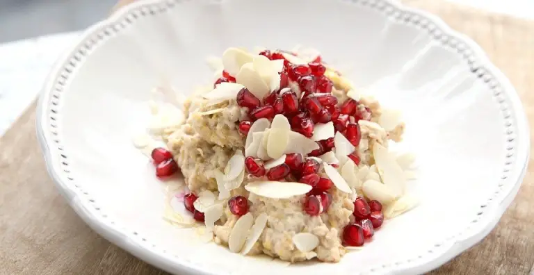 Butternut havermout met granaatappel en amandelen