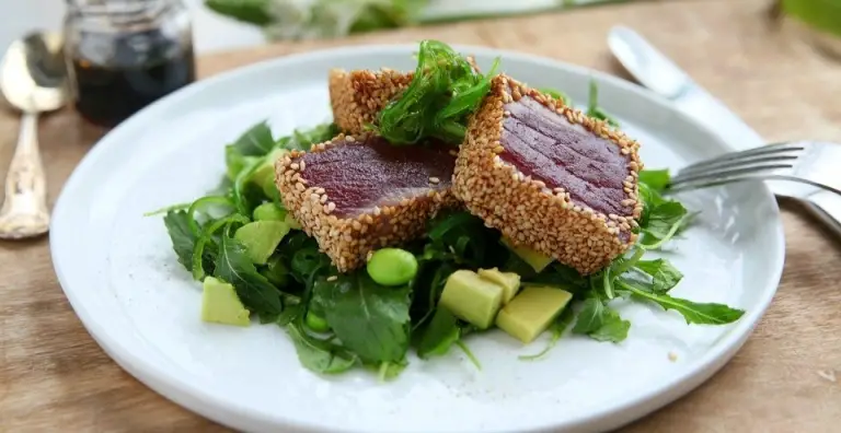 Tonijnsalade met avocado, zeewier en edamame