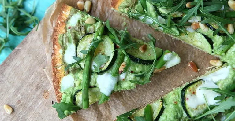 Gezonde pizza met avocado en groenten