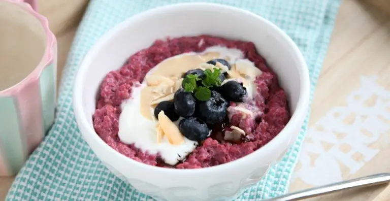 ‘Pink bowl’ quinoa pap met frambozen (ontbijt)