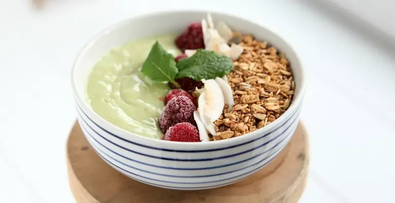 Avocado smoothie bowl met granola