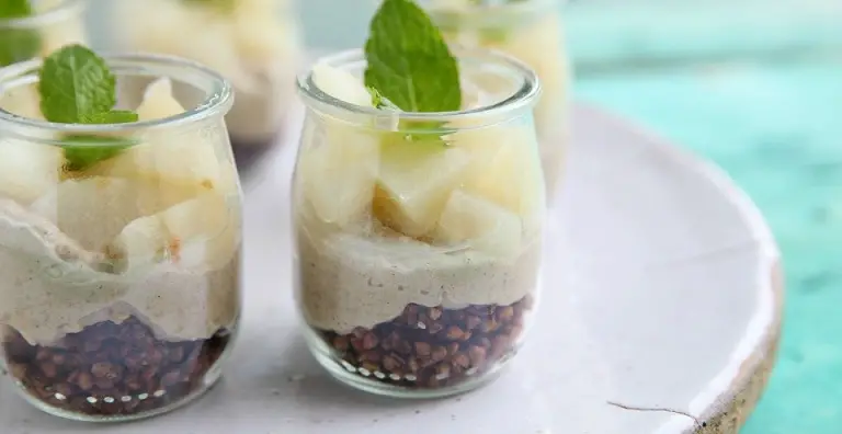 Cashew crème met boekweit granola en peer