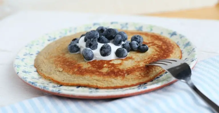 Banaan-boekweit pannenkoeken met kokos en blauwe bessen