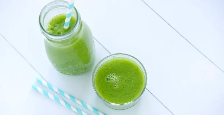 Groene smoothie met komkommer en mango