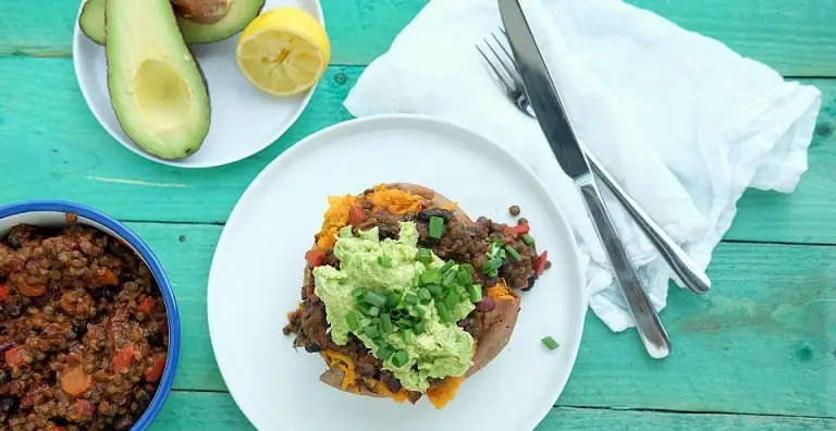 Gevulde zoete aardappel met bonenchili en avocado