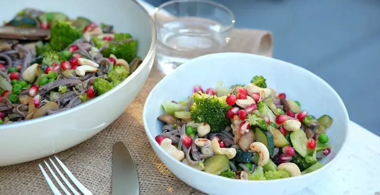 Broccoli-granaatappel-pannetje met boekweitnoodles