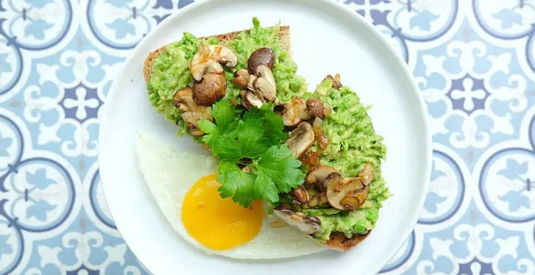 Tartine met erwten-avo-mash en champignons