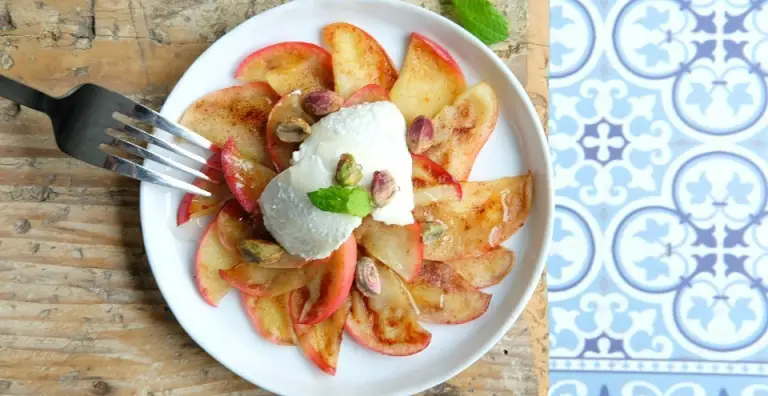 Gestoofde appel met ricotta en pistachenoten