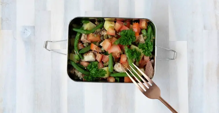 On-the-go: Koude salade met boontjes en makreel