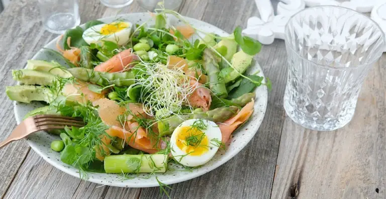 Aspergesalade met gerookte zalm, avocado en edamame