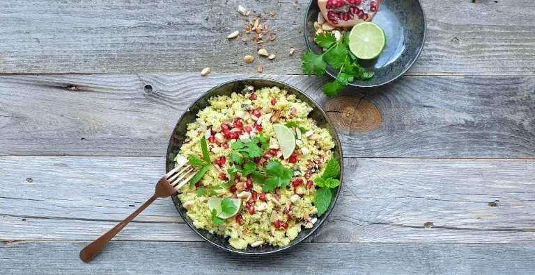 Bloemkool couscous met pittige kruiden, munt, amandelen en granaatappel