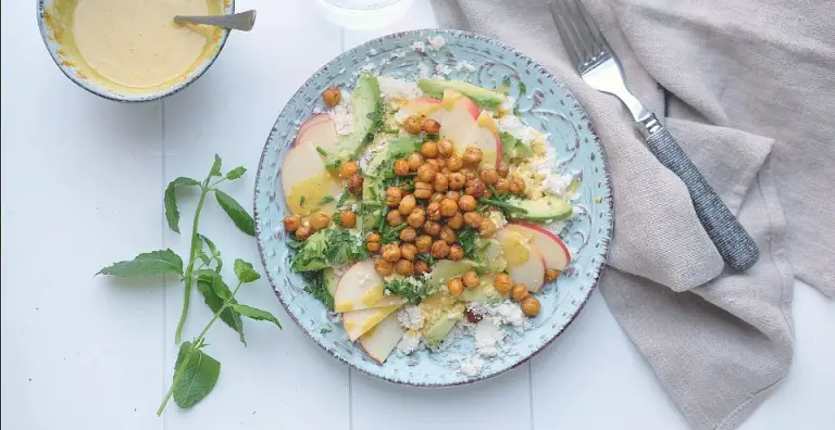 Bloemkool tabouleh met avocado, appel en een romig currysausje