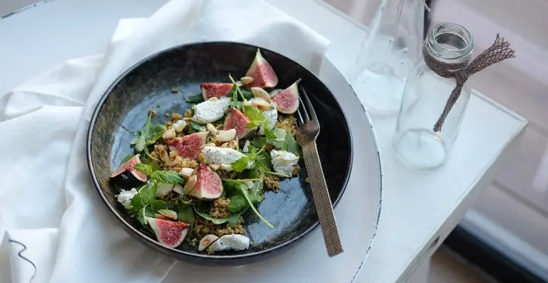 Midden-Oosterse Freekeh salade met vijgen, geitenkaas en honing