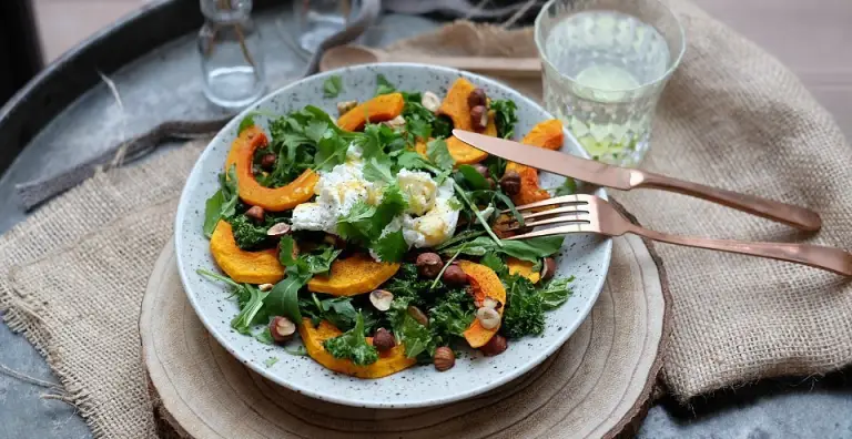 Pompoensalade met boerenkool en hazelnoten