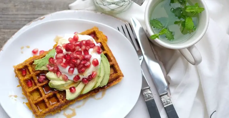 Zoete aardappel wafel met avocado, kwark en granaatappel
