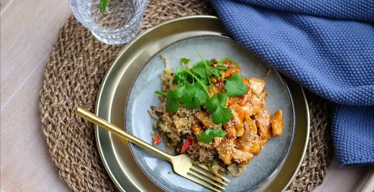 Kip met sticky appelsiensaus en quinoa wok