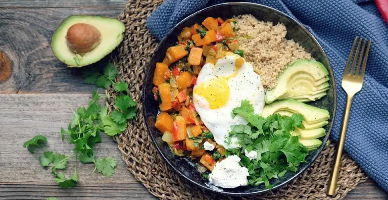 Zoete aardappel curry met spiegeleitje en quinoa