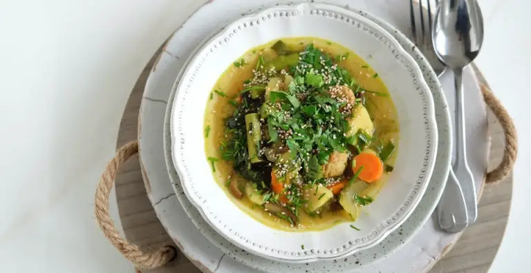 Miso maaltijdsoep met paksoi, asperges en kippenballetjes