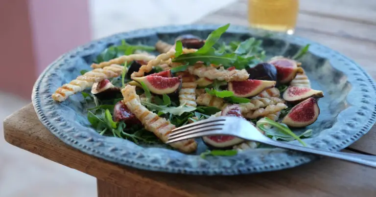 Recept: Halloumi frietjes met vijgen en rucola