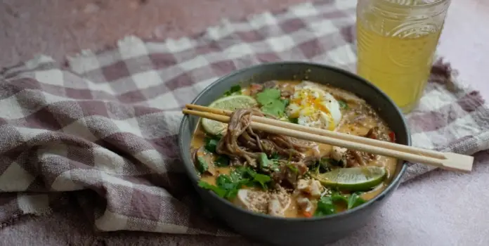 ramen noedels met curry en pinda