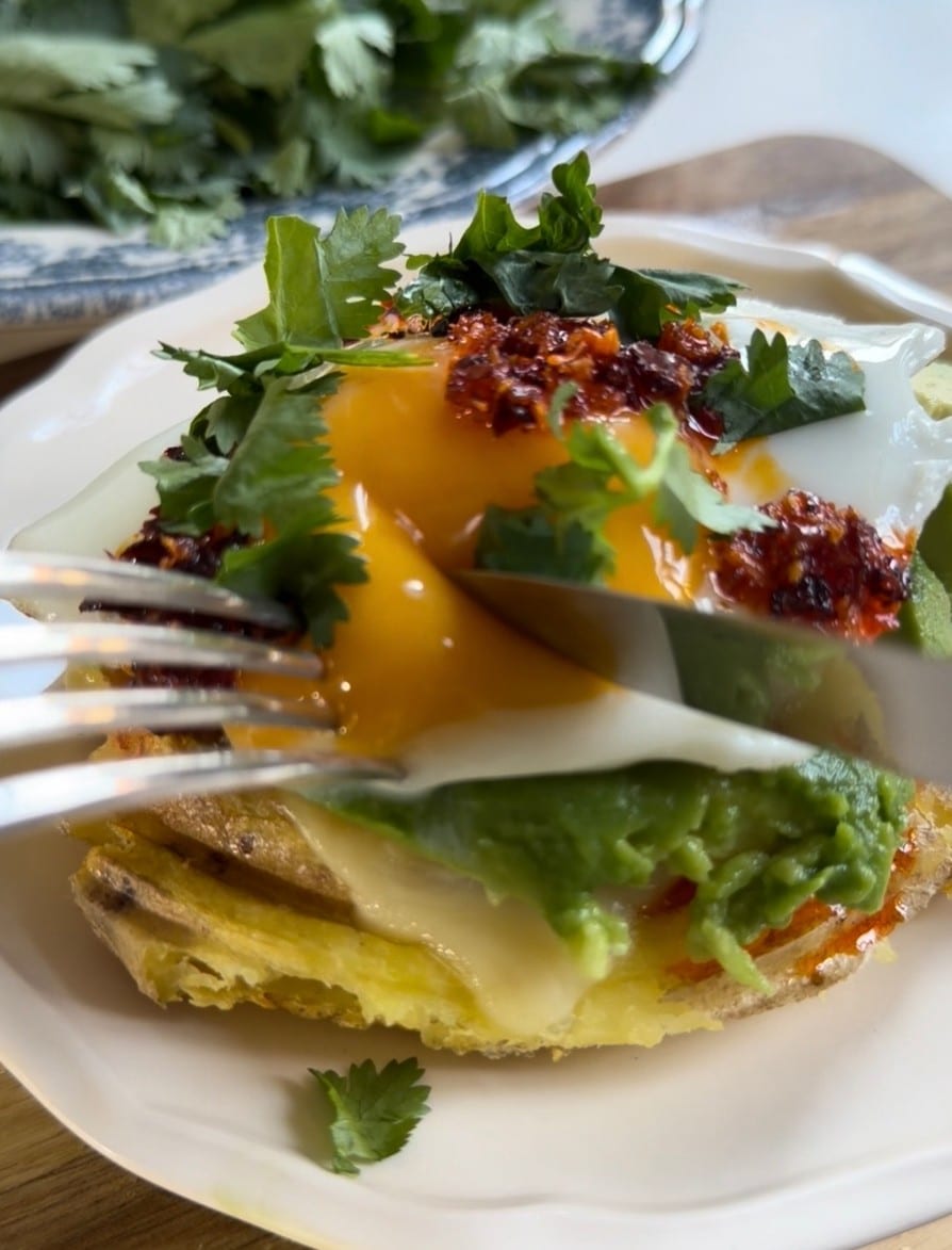 Foto van aardappelwafel met kaas en avocado